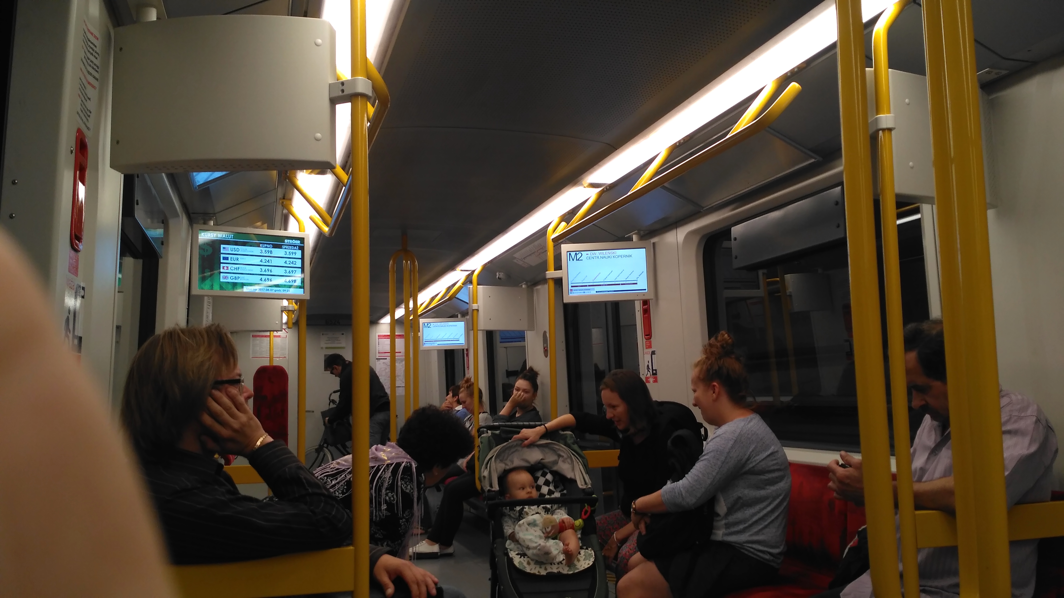 Экраны в старых вагонах метро